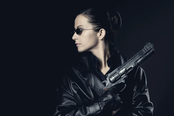 Agente feminina segurando arma — Fotografia de Stock