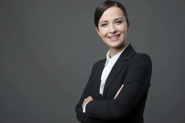 Mujer de negocios con los brazos cruzados — Foto de Stock