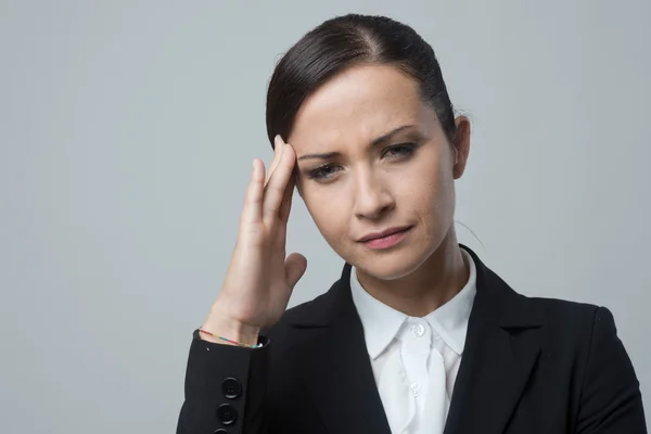 Geschäftsfrau mit Kopfschmerzen — Stockfoto