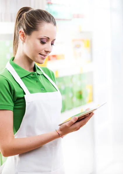 Verkäuferin arbeitet mit Tablet — Stockfoto