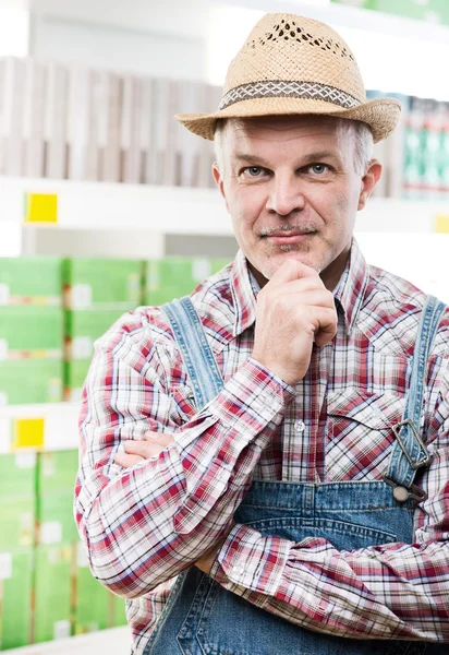Agricultor en el supermercado —  Fotos de Stock