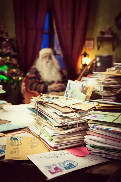 Escritorio de Santa Claus con cartas — Foto de Stock