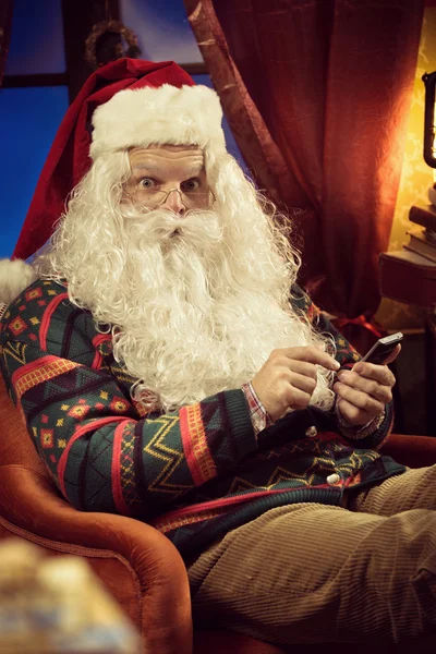 Weihnachtsmann mit Smartphone — Stockfoto