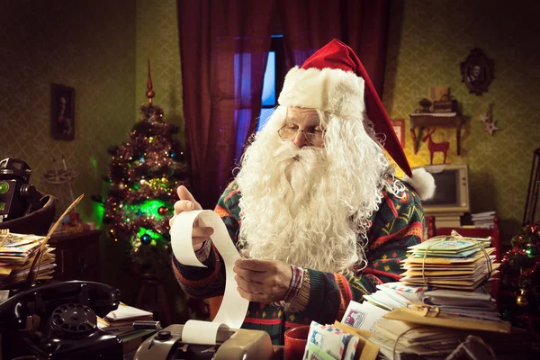 Weihnachtsmann Buchhalter prüft Rechnung — Stockfoto