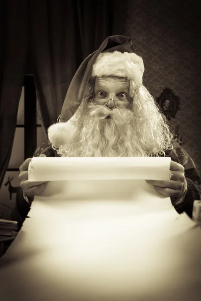 산타 클로스의 크리스마스 선물 목록 읽기 — 스톡 사진