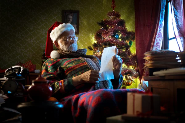 Santa Claus leyendo cartas para niños — Foto de Stock