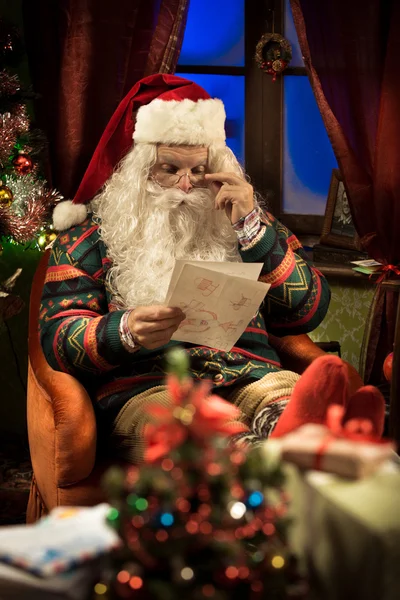 サンタ クロース クリスマスの手紙を読む — ストック写真