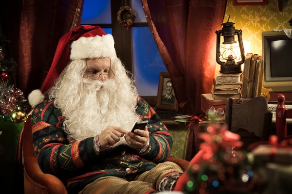 使用智能手机的圣诞老人 — 图库照片