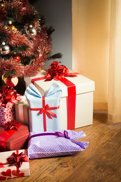 Χριστουγεννιάτικο δέντρο με κουτιά δώρων — Φωτογραφία Αρχείου