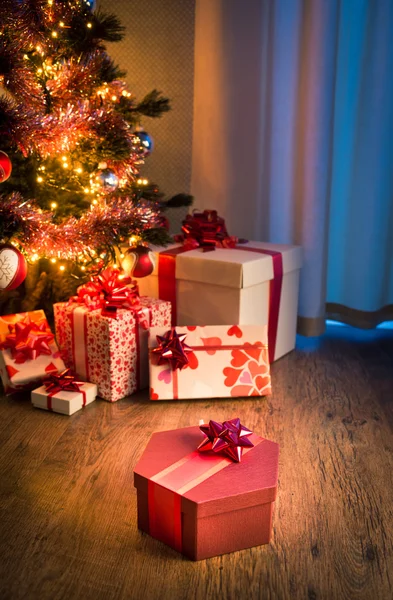 Heiligabend mit bunten Geschenken — Stockfoto