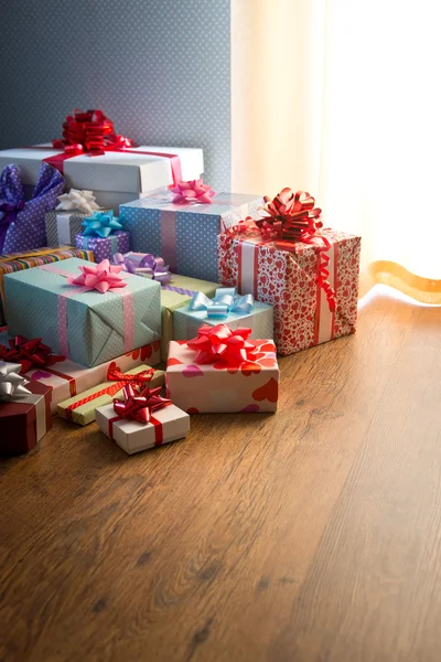 Geschenken met lint voor familie — Stockfoto