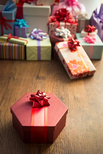 Elegante geschenkdoos met groep presenteert — Stockfoto