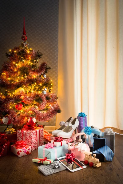 Kerstboom met geschenkdozen — Stockfoto