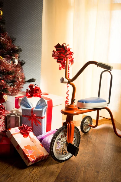 선물 상자와 레트로 세 발 자전거 — 스톡 사진