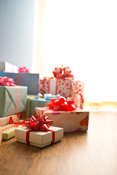 Regalos con cinta para la familia — Foto de Stock