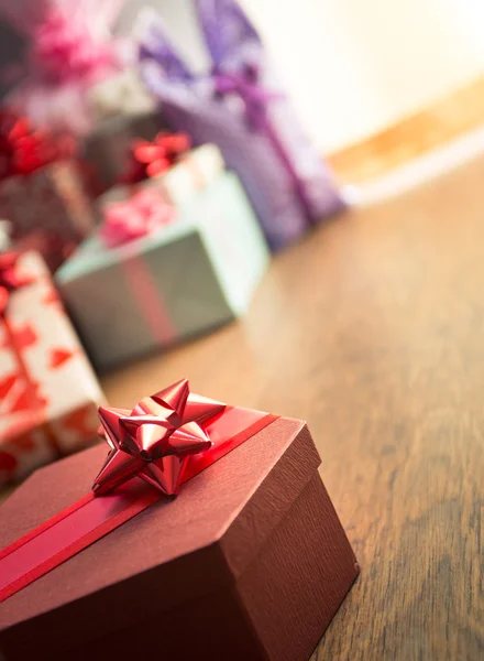 Elegante Geschenkbox mit einer Gruppe von Geschenken — Stockfoto