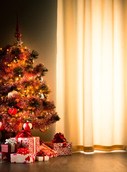 Kerstboom met geschenkdozen — Stockfoto