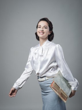 Sekreter tutarak klasör belgeler ile