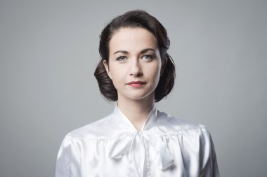 Kadın vintage saç modeli ile