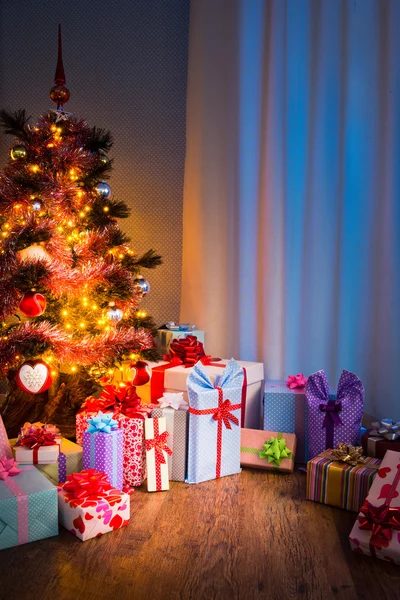 Noel arifesi gecesi renkli hediyeler ile — Stok fotoğraf