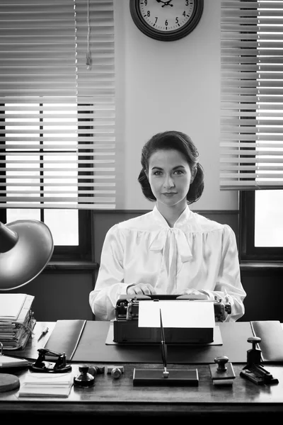 Alte Sekretärin arbeitet im Büro — Stockfoto