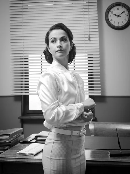 Business woman adjusting shirt cuff — Stock Photo, Image