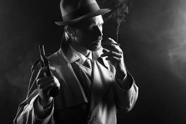 Gangster holding revolver — Stock Photo, Image