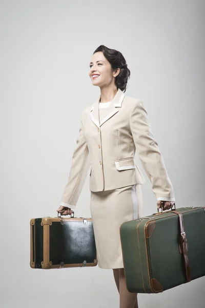 Mujer sosteniendo maletas — Foto de Stock