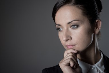 dalgın bir iş kadını