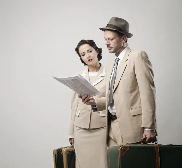 Elegant couple leaving for vacations — Stock Photo, Image