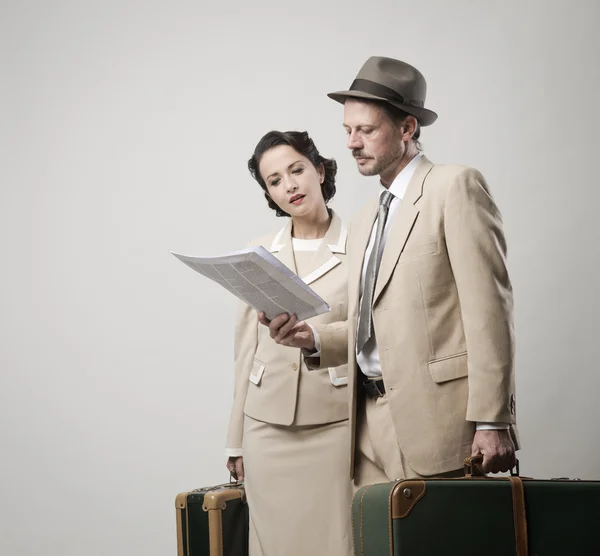 Casal elegante que parte para férias — Fotografia de Stock