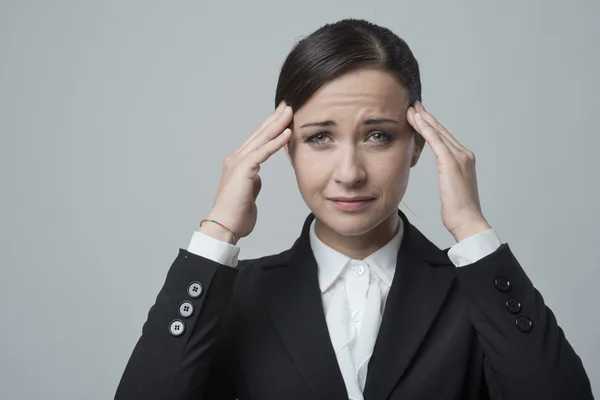 Mujer de negocios con dolor de cabeza — Foto de Stock