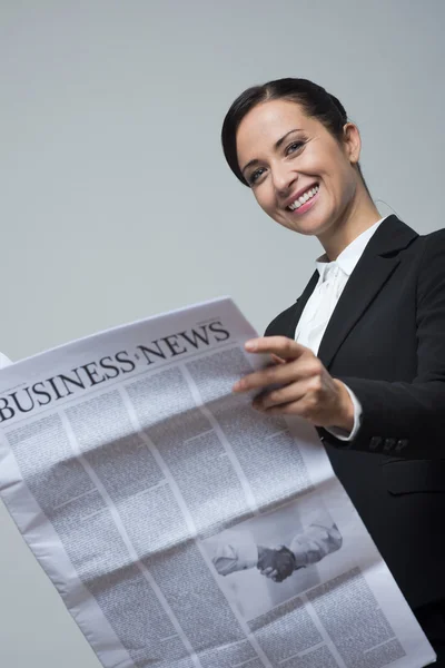 Geschäftsfrau mit Finanzzeitung — Stockfoto