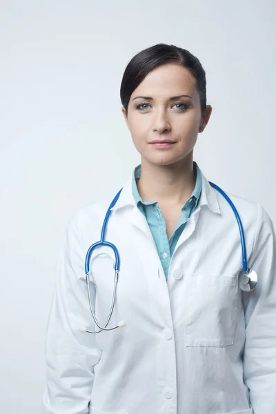 Fiducioso medico femminile — Foto Stock