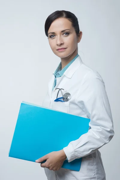 Fiducioso medico femminile — Foto Stock