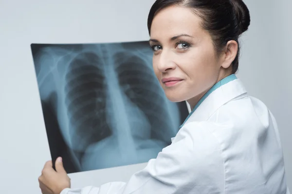 Doctora examinando rayos X — Foto de Stock