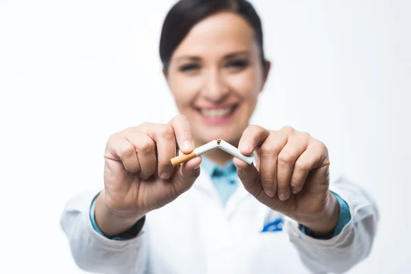 Kvinnliga läkare bryta cigarett — Stockfoto