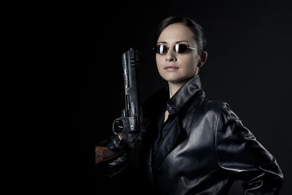 Agente feminina segurando arma — Fotografia de Stock