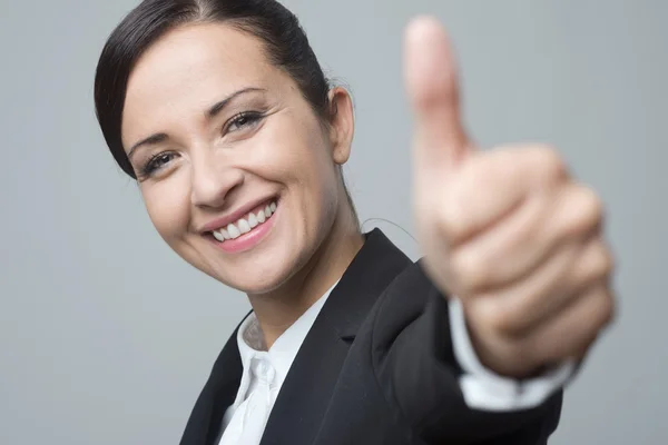 Geschäftsfrau mit erhobenem Daumen — Stockfoto