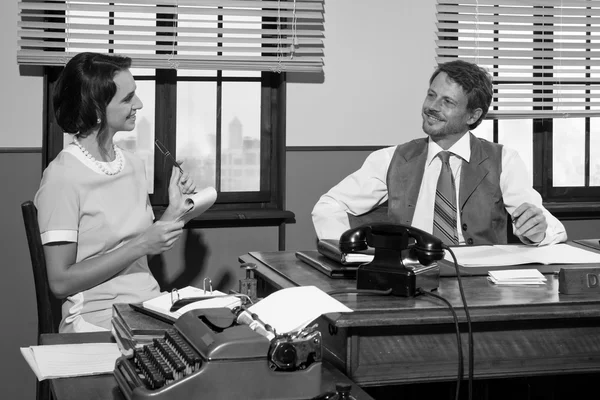 Director y secretario trabajando juntos —  Fotos de Stock