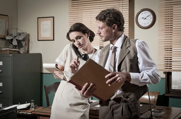 Sekretärin und Regisseur arbeiten zusammen — Stockfoto