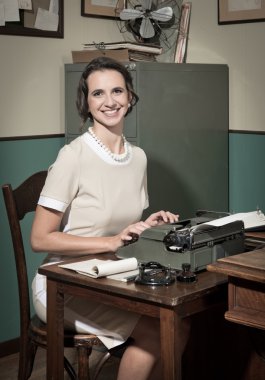 Vintage daktiloda yazmaya Sekreter
