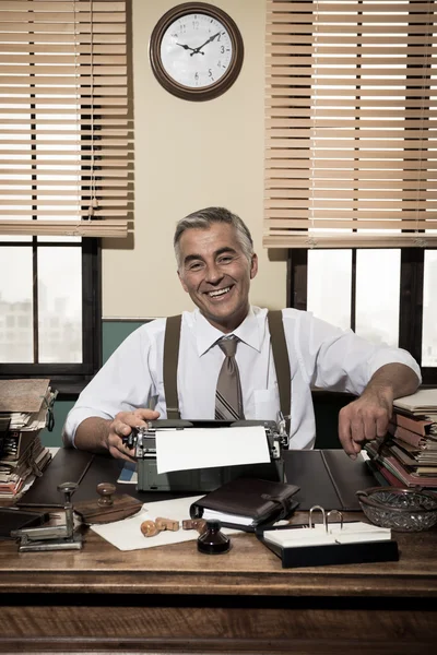 Pracownik biurowy siedzi przy biurku — Zdjęcie stockowe