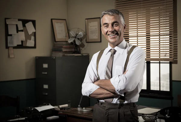 Confident businessman with arms crossed — Stock Photo, Image