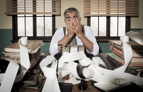 отчаянная голова. впечатлительный мужчина. женщина плачет в платочке. отчаянная голова. женщина детектив.