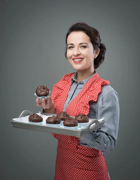 Vrouw portie muffins — Stockfoto