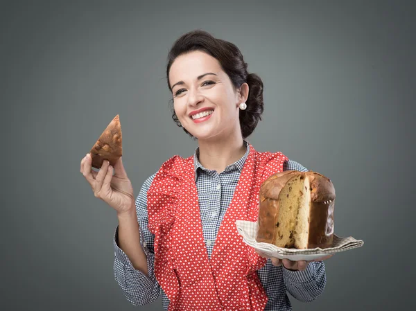 Vrouw eten panettone — Stockfoto