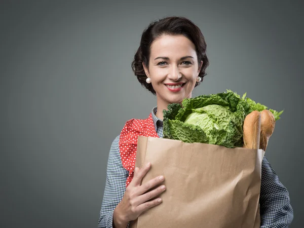 Mujer con bolsa de comestibles —  Fotos de Stock