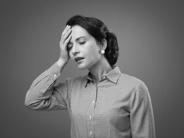 Mulher vintage com dor de cabeça — Fotografia de Stock