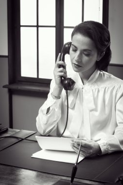 İş yerinde gülümseyen resepsiyon görevlisi